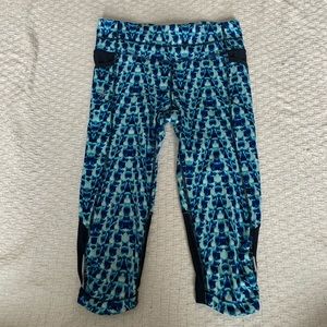 Athleta Blue Geometric Capri Leggings Size XS Like New